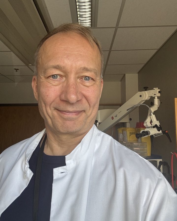 Korvalääkäri Veli-Pekka Joki-Erkkilä vastaanotollaan Tampereella